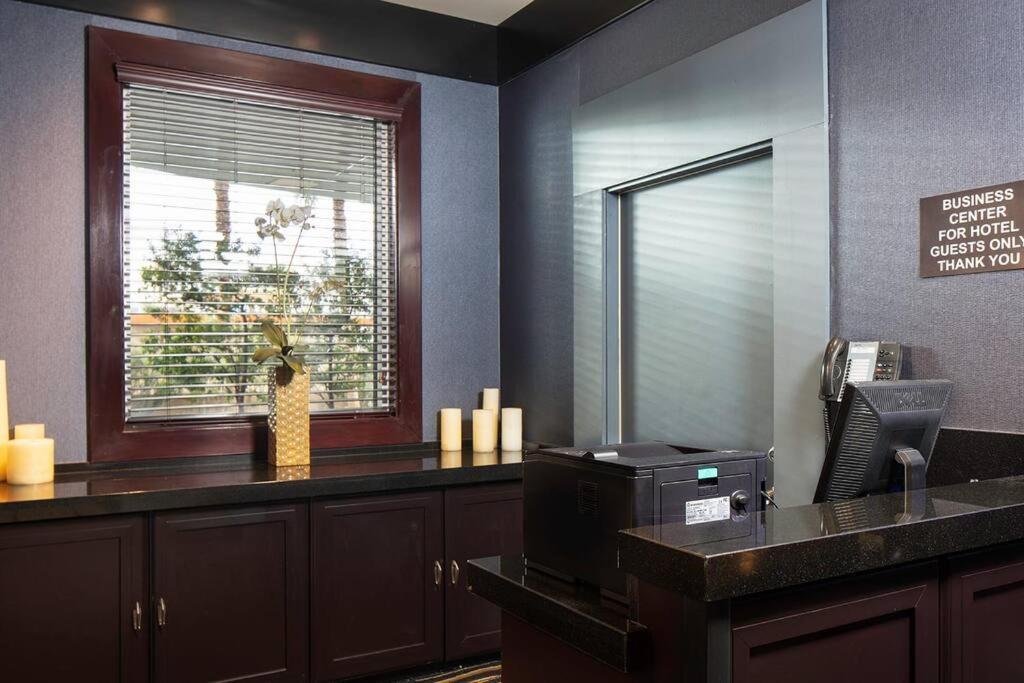 Ultimate Las Vegas Getaway One Bedroom Suite With Balcony, Kitchen, Gym, Pool & Free Parking Exterior photo