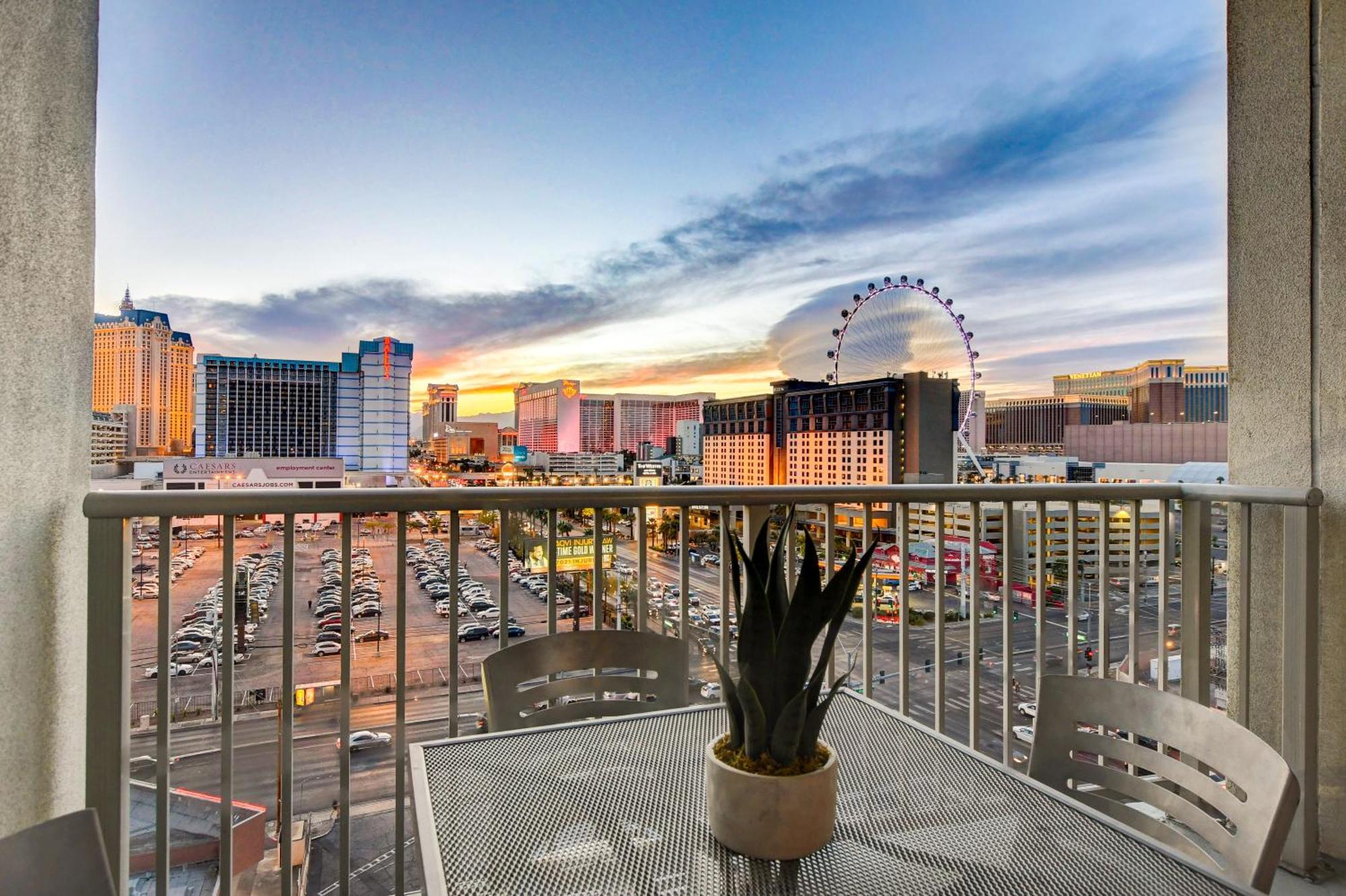 Ultimate Las Vegas Getaway One Bedroom Suite With Balcony, Kitchen, Gym, Pool & Free Parking Room photo