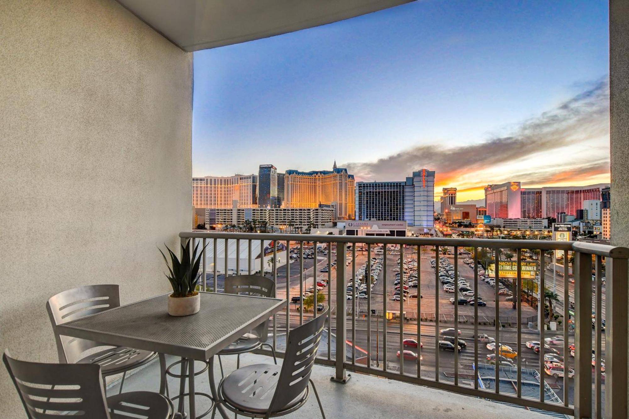 Ultimate Las Vegas Getaway One Bedroom Suite With Balcony, Kitchen, Gym, Pool & Free Parking Room photo
