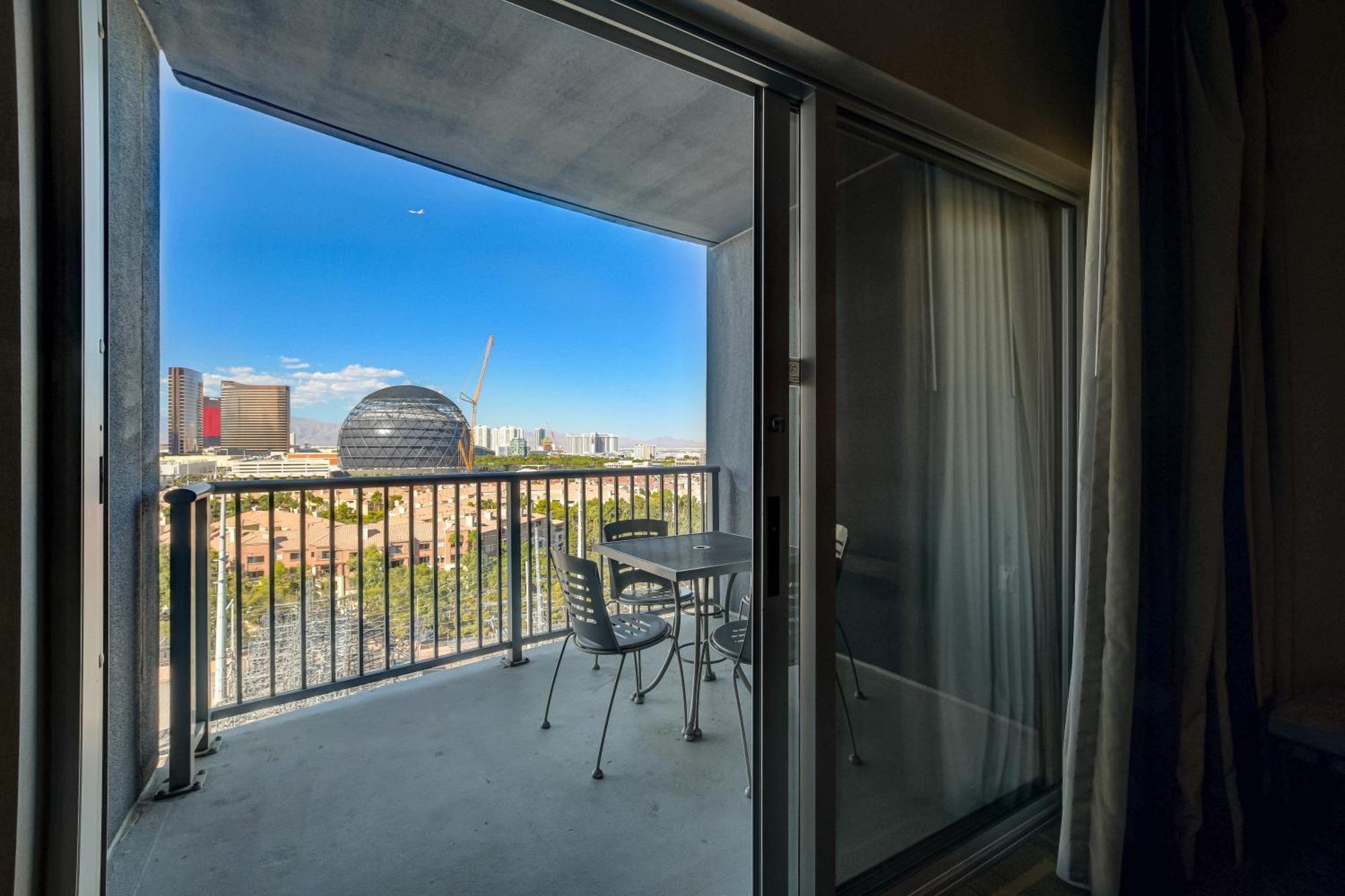 Ultimate Las Vegas Getaway One Bedroom Suite With Balcony, Kitchen, Gym, Pool & Free Parking Room photo