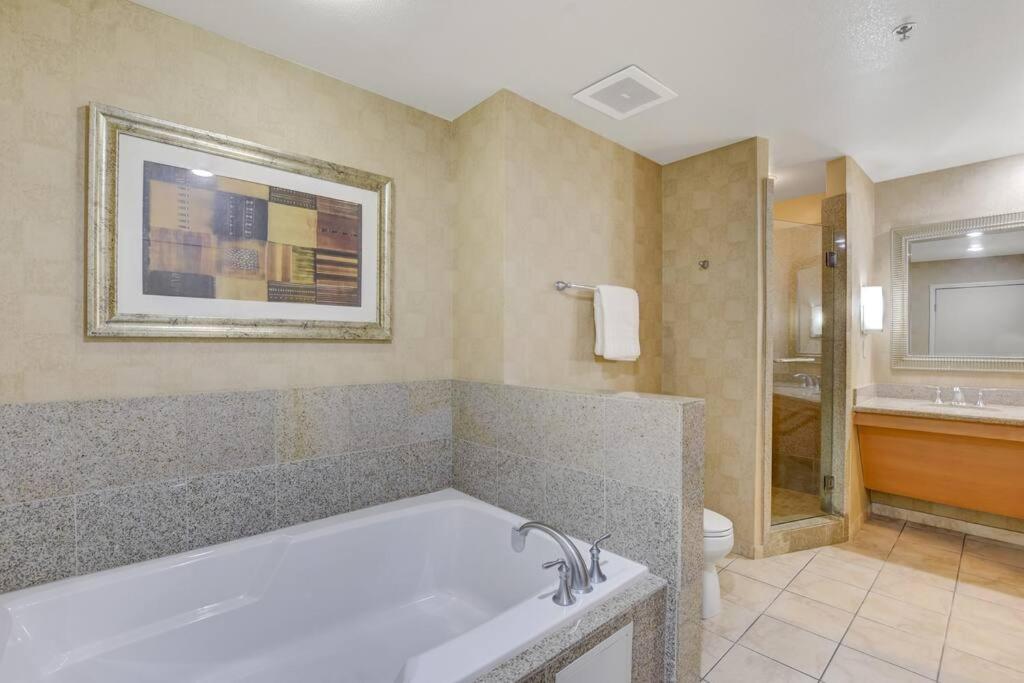 Ultimate Las Vegas Getaway One Bedroom Suite With Balcony, Kitchen, Gym, Pool & Free Parking Exterior photo
